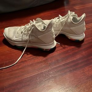 Women’s basketball shoes